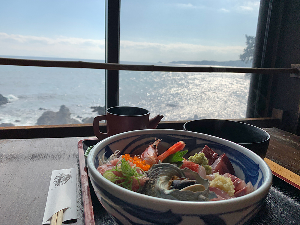 ゑび満　伊豆下田・白浜　海鮮丼　漁心丼と海の景色