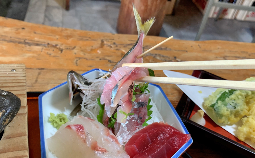 磯一　下田　海鮮料理　おまかせ定食のサザエの鯵の刺身