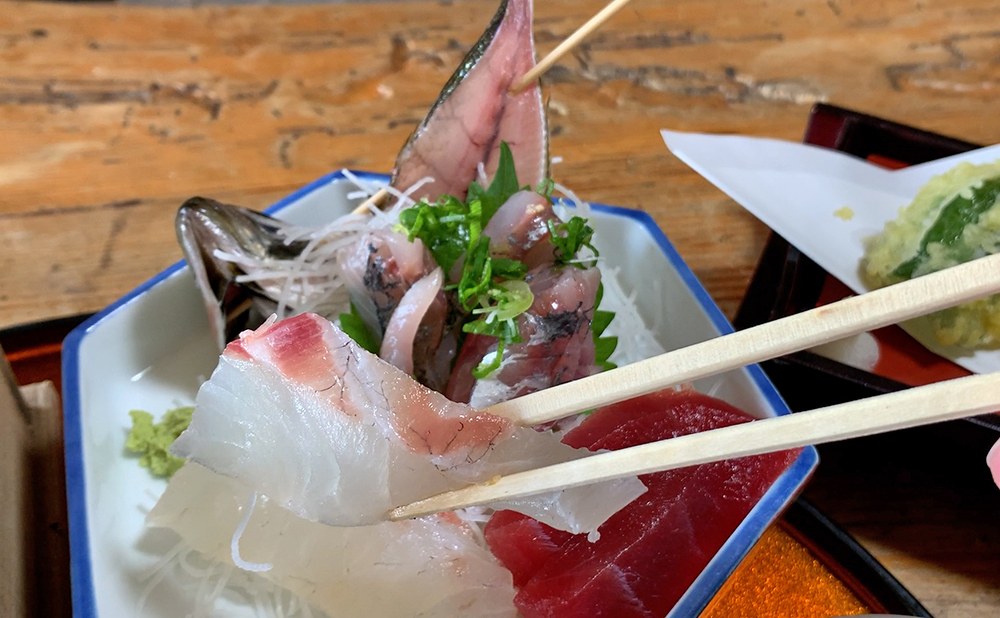 磯一　下田　海鮮料理　おまかせ定食の真鯛の刺身